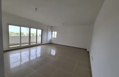 Empty Room image for: Apartment - 3 Bedrooms - 4 Bathrooms for rent in Tower 32 - Al Reef Downtown - Al Reef - Abu Dhabi, Image 1
