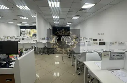 مكتب عمل جماعي - استوديو - 3 حمامات للايجار في مساكن كورنيش عجمان - طريق كورنيش عجمان - عجمان