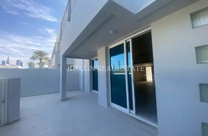Villa - 4 Bedrooms - 5 Bathrooms for rent in Jumeirah 1 Villas - Jumeirah 1 - Jumeirah - Dubai