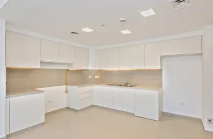 صورة لـ مطبخ شقة - 2 غرف نوم - 2 حمامات للبيع في 4A شقق زهرة النسيم - شقق زهرة النسيم - تاون سكوير - دبي ، صورة رقم 1