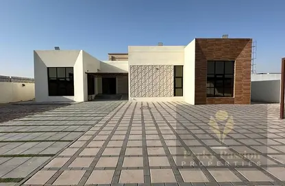 Villa - 4 Bedrooms - 5 Bathrooms for rent in Al Aweer 1 - Al Aweer - Dubai