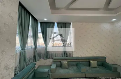 Living Room image for: Villa - 5 Bedrooms - 7 Bathrooms for rent in Al Yasmeen 1 - Al Yasmeen - Ajman, Image 1