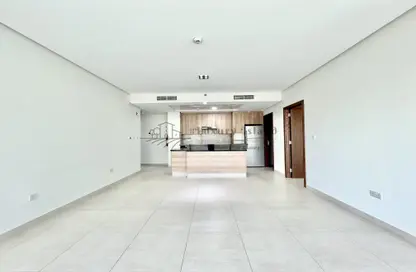 Empty Room image for: Apartment - 1 Bedroom - 2 Bathrooms for rent in Danat Towers - Muroor Area - Abu Dhabi, Image 1