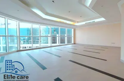 Apartment - 4 Bedrooms - 5 Bathrooms for rent in Wave tower - Corniche Road - Abu Dhabi