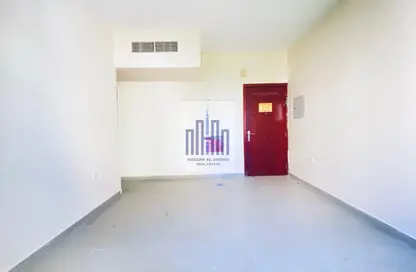 شقة - غرفة نوم - 1 حمام للايجار في طريق فاير ستاشن - مويلح - الشارقة شقة - غرفة نوم - 1 حمام للايجار في طريق فاير ستاشن - مويلح - الشارقة