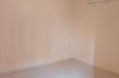 شقة - غرفة نوم - 2 حمامات للايجار في البطينة - الشارقة شقة - غرفة نوم - 2 حمامات للايجار في البطينة - الشارقة