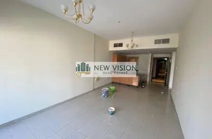 Apartment - 1 Bedroom - 1 Bathroom for rent in Yasmeen Tower - Al Majaz 2 - Al Majaz - Sharjah