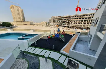 صورة لـ حوض سباحة شقة - 2 غرف نوم - 2 حمامات للايجار في بارك تيراس - ارجان - دبي ، صورة رقم 1