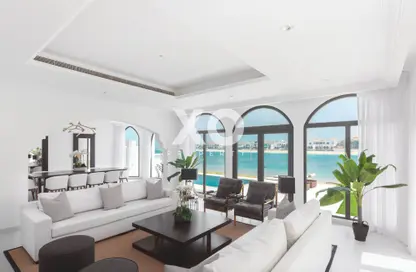 Living Room image for: Villa - 5 Bedrooms - 6 Bathrooms for rent in Garden Homes Frond B - Garden Homes - Palm Jumeirah - Dubai, Image 1
