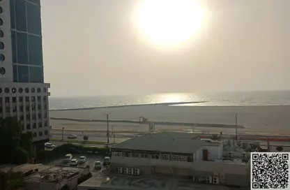 شقة - غرفة نوم - 2 حمامات للايجار في طريق كورنيش عجمان - عجمان