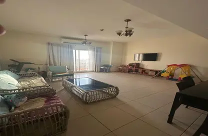 Apartment - 2 Bedrooms - 2 Bathrooms for sale in Mazaya 1 - Queue Point - Dubai Land - Dubai