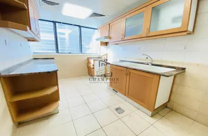 صورة لـ مطبخ شقة - 2 غرف نوم - 2 حمامات للايجار في برج النور - شارع خليفة - أبوظبي ، صورة رقم 1