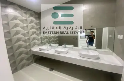 صورة لـ حمام فيلا - 5 غرف نوم - 7 حمامات للايجار في مدينة الرياض - أبوظبي ، صورة رقم 1