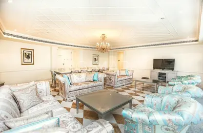 صورة لـ غرفة المعيشة شقة - 3 غرف نوم - 4 حمامات للايجار في بالازيو فيرساتشي - القرية التراثية - دبي ، صورة رقم 1