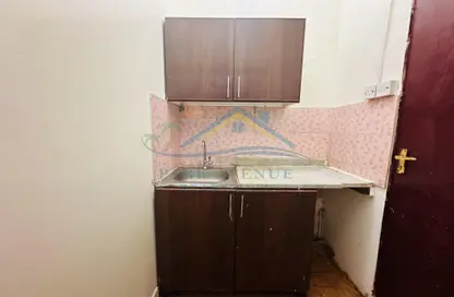 صورة لـ مطبخ شقة - 1 حمام للايجار في الوحدة - أبوظبي ، صورة رقم 1