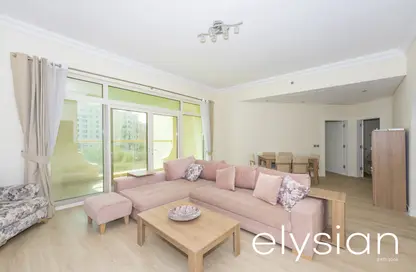 Living Room image for: Apartment - 2 Bedrooms - 3 Bathrooms for rent in Jash Falqa - Shoreline Apartments - Palm Jumeirah - Dubai, Image 1