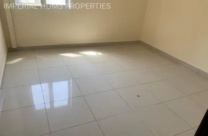 شقة - غرفة نوم - 2 حمامات للايجار في بناء النباعة - النبعة - الشرق - الشارقة