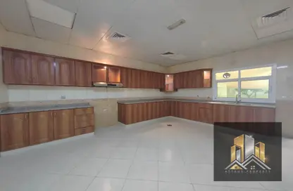 صورة لـ مطبخ شقة - 2 غرف نوم - 2 حمامات للايجار في فيلات مدينة خليفة آيه - مدينة خليفة أ - مدينة خليفة - أبوظبي ، صورة رقم 1