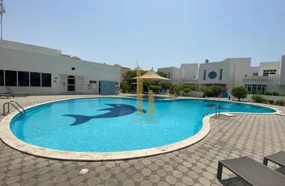 Villa - 4 Bedrooms - 4 Bathrooms for rent in Jumeirah 1 Villas - Jumeirah 1 - Jumeirah - Dubai