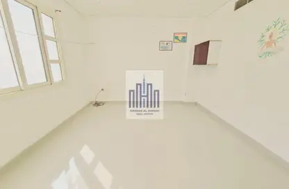 شقة - غرفة نوم - 1 حمام للايجار في طريق فاير ستاشن - مويلح - الشارقة شقة - غرفة نوم - 1 حمام للايجار في طريق فاير ستاشن - مويلح - الشارقة