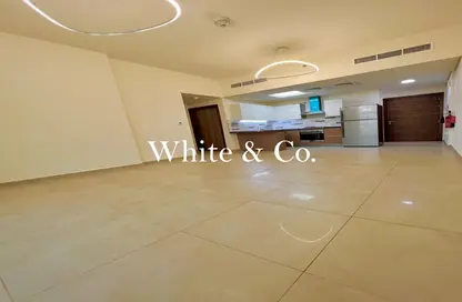 شقة - 2 غرف نوم - 3 حمامات للبيع في عزيزي بلازا - الفرجان - دبي