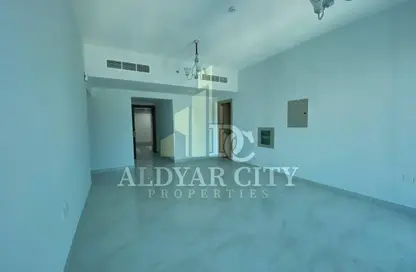 شقة - 2 غرف نوم - 2 حمامات للايجار في مساكن كورنيش عجمان - طريق كورنيش عجمان - عجمان