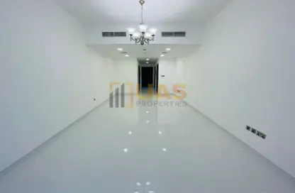شقة - غرفة نوم - 2 حمامات للايجار في بناية تريو - البرشاء 1 - البرشاء - دبي