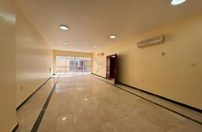 فيلا - 4 غرف نوم - 5 حمامات للايجار في الدفينة - عشارج - العين