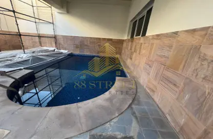 صورة لـ حوض سباحة فيلا - 6 غرف نوم - 7 حمامات للايجار في فيلات البطين - البطين - أبوظبي ، صورة رقم 1