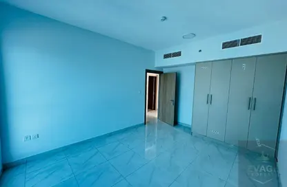 شقة - 2 غرف نوم - 3 حمامات للايجار في برج الكورنيش - طريق كورنيش عجمان - عجمان