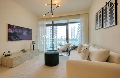 Living Room image for: Apartment - 1 Bedroom - 2 Bathrooms for rent in Beach Vista - EMAAR Beachfront - Dubai Harbour - Dubai, Image 1