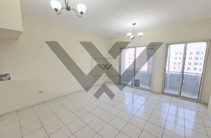 شقة - غرفة نوم - 2 حمامات للايجار في Y23 - طراز إنجليزي - المدينة الدولية - دبي