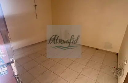 سكن عمال - استوديو - 8 حمامات للايجار في المنطقة الصناعية رقم 12 - المنطقة الصناعية بالشارقة - الشارقة