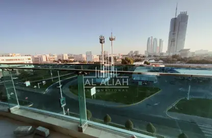 صورة لـ حوض سباحة شقة - 2 غرف نوم - 3 حمامات للايجار في ابراج الساحل - شارع الكورنيش - أبوظبي ، صورة رقم 1