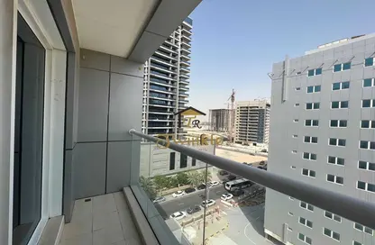 صورة لـ شرفة شقة - غرفة نوم - 2 حمامات للبيع في الأفق الكبير 1 - غراند هورايزون - مدينة دبي الرياضية - دبي ، صورة رقم 1