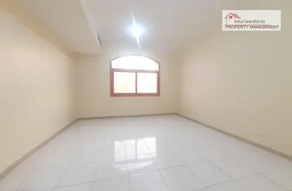صورة لـ غرفة فارغة شقة - 5 غرف نوم - 5 حمامات للايجار في المشرف - أبوظبي ، صورة رقم 1