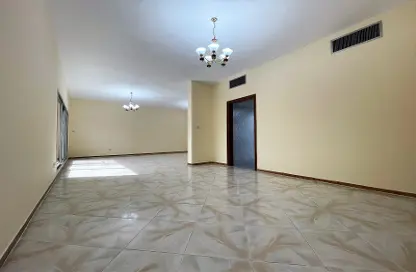 Apartment - 3 Bedrooms - 3 Bathrooms for rent in Al Muraqqabat - Deira - Dubai