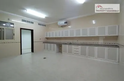 صورة لـ مطبخ فيلا - 7 غرف نوم للايجار في فلل المشرف - المشرف - أبوظبي ، صورة رقم 1