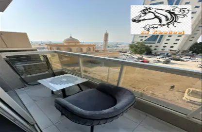 شقة - غرفة نوم - 2 حمامات للايجار في طريق كورنيش عجمان - عجمان