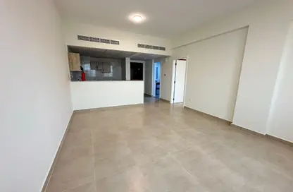 شقة - غرفة نوم - 2 حمامات للايجار في L06 - طراز يوناني - المدينة الدولية - دبي