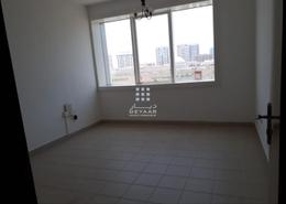 صورةغرفة فارغة لـ: شقة - 4 غرف نوم - 4 حمامات للكراء في مدينة زايد - أبوظبي, صورة 1