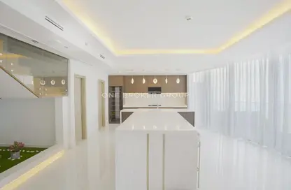 Apartment - 3 Bedrooms - 4 Bathrooms for sale in Stella Maris - Dubai Marina - Dubai