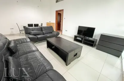 Living Room image for: Apartment - 1 Bedroom - 2 Bathrooms for sale in Marina Pinnacle - Dubai Marina - Dubai, Image 1