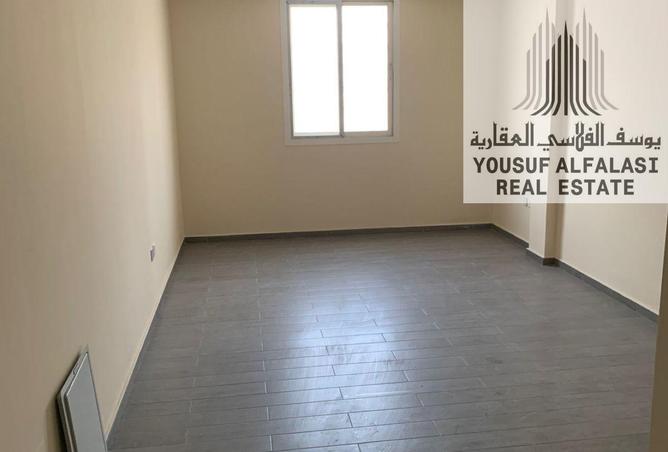 شقة في منطقة الجرف 2 الصناعية: غرفتين ، وصالة 