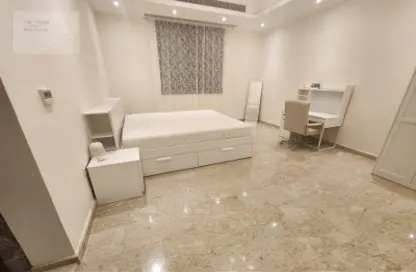 صورة لـ غرفة- غرفة النوم مجمع سكني - 5 غرف نوم - 6 حمامات للبيع في المشرف - أبوظبي ، صورة رقم 1