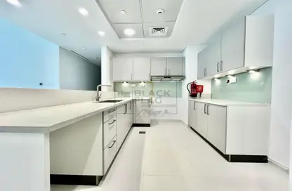 صورة لـ مطبخ شقة - 2 غرف نوم - 4 حمامات للايجار في الدانة - شاطئ الراحة - أبوظبي ، صورة رقم 1