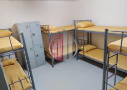 صورةغرفة- غرفة النوم لـ: سكن عمال - 8 حمامات للكراء في م-40 - مصفح الصناعية - مصفح - أبوظبي, صورة 1