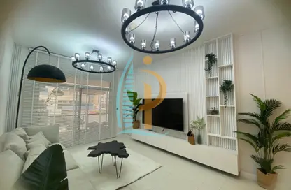 شقة - غرفة نوم - 2 حمامات للايجار في برج حمزة - مدينة دبي الرياضية - دبي