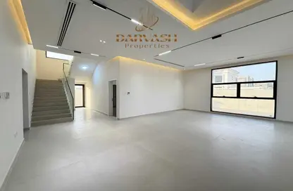 Villa - 4 Bedrooms - 5 Bathrooms for rent in Al Aweer 1 - Al Aweer - Dubai