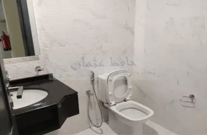 صورة لـ حمام شقة - 2 غرف نوم - 3 حمامات للايجار في الروضة - أبوظبي ، صورة رقم 1